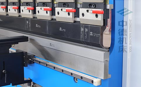 ZDPK-6325標配高精度模具快夾,換模速度快5倍,加高型模托是門業制造專業配置.jpg ZDPK-6325標配高精度模具快夾,換模速度快5倍,加高型模托是門業制造專業配置.jpg